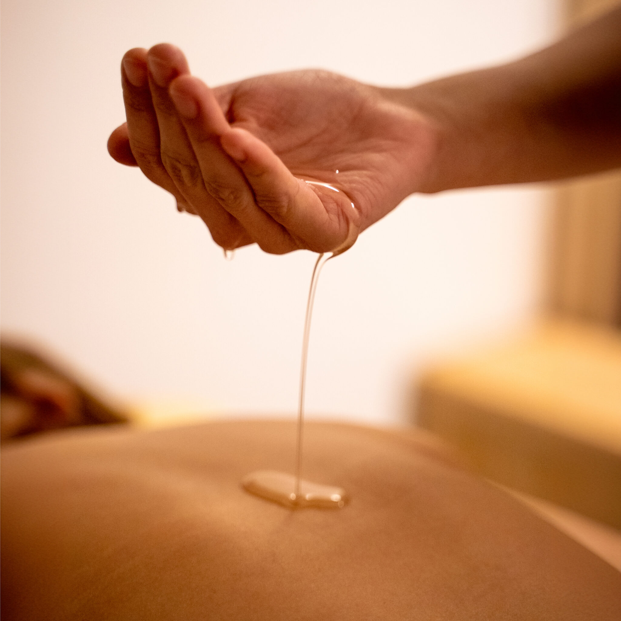 Massage therapy for relaxing with oil