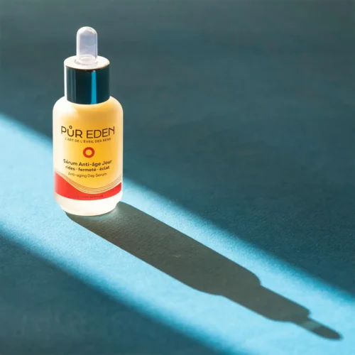 Sérum Anti-Âge Jour Pur Eden en ambiance lumineuse – soin visage anti-rides éclat