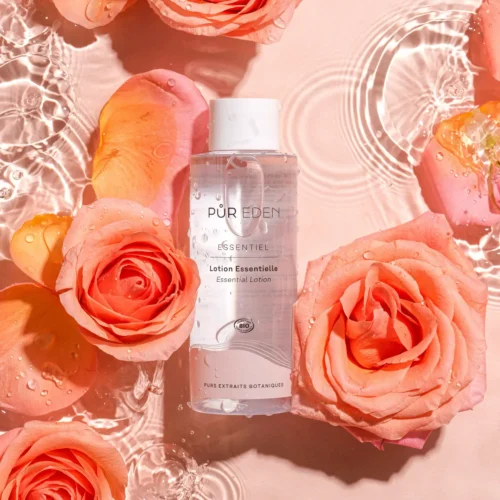 PUR EDEN Lotion Essentielle en ambiance avec roses et éclaboussures d’eau