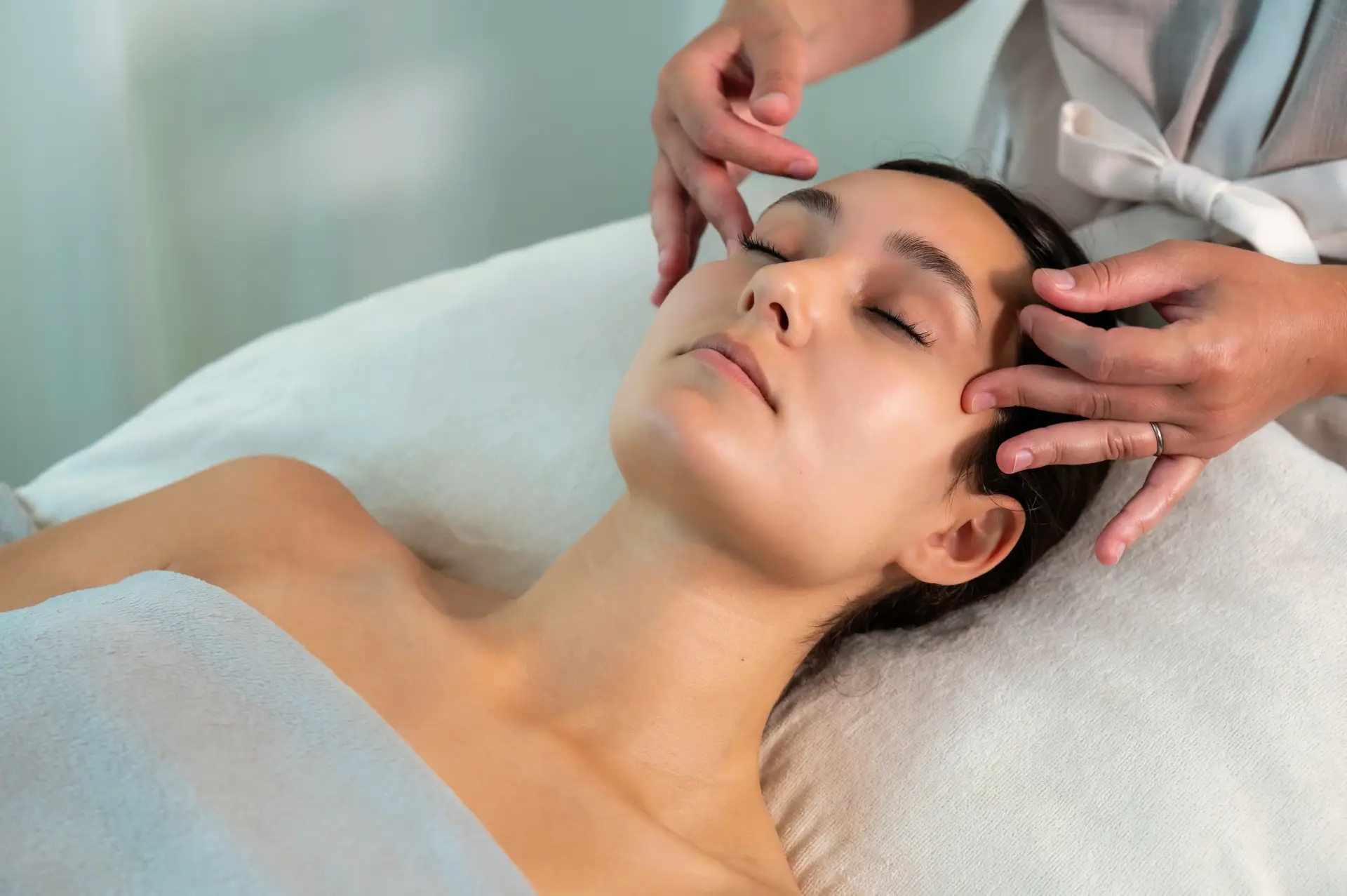 Rituel soin visage éclat Pur Eden réalisé en cabine avec gestes professionnels